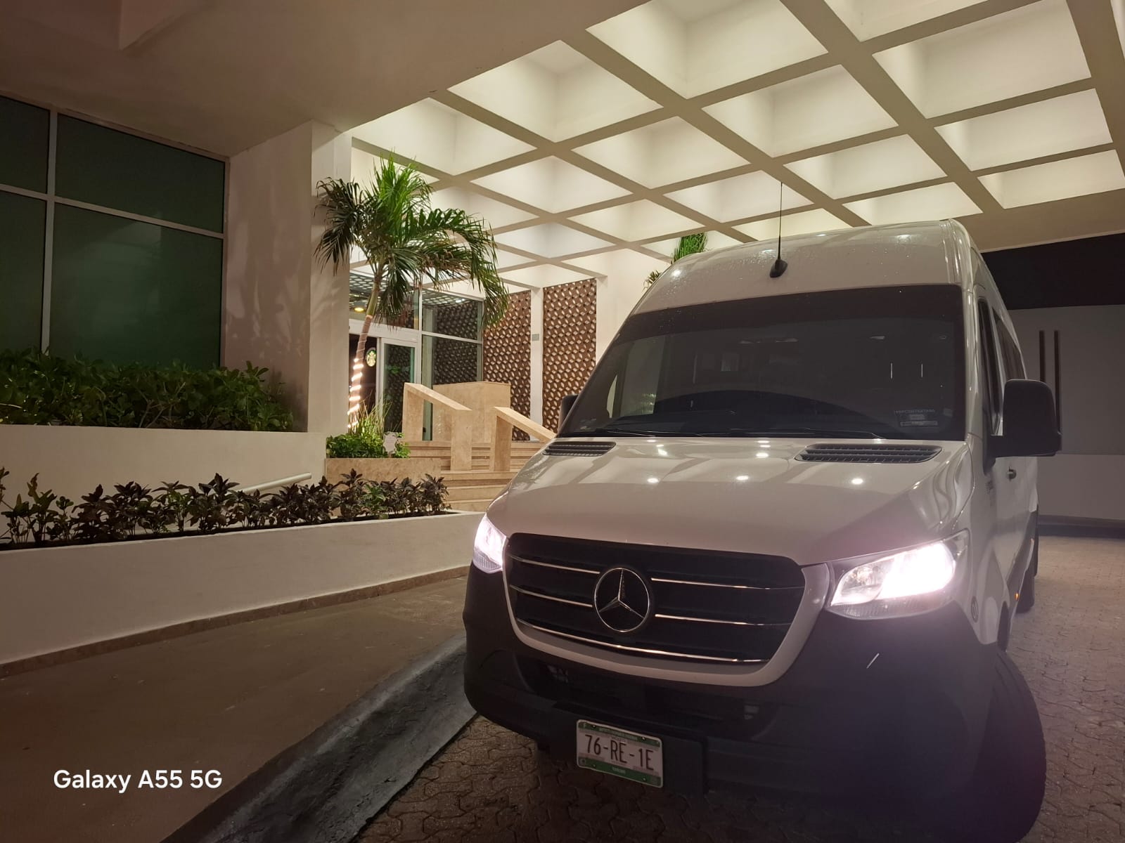 Van Mercedes-Benz Sprinter de Escalibur Transportadora en la entrada de un resort en Cancún