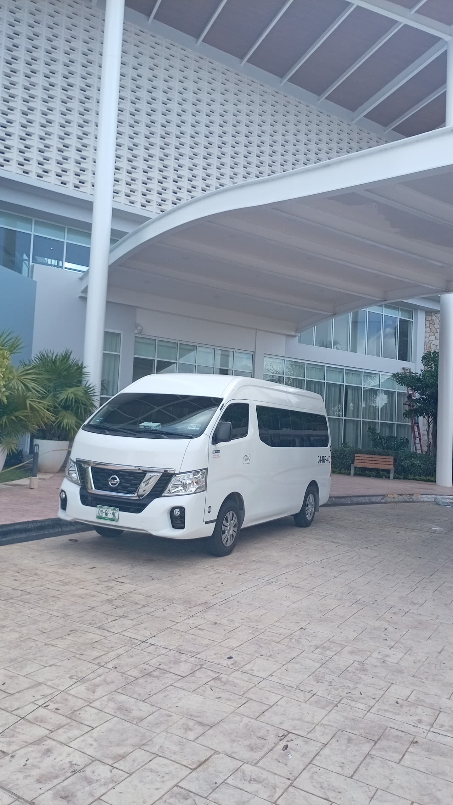 Van privada esperando puntualmente en el lobby de un hotel