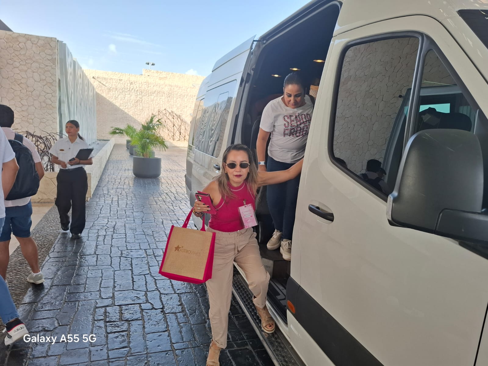 Pasajeras bajando de la van tras un traslado seguro