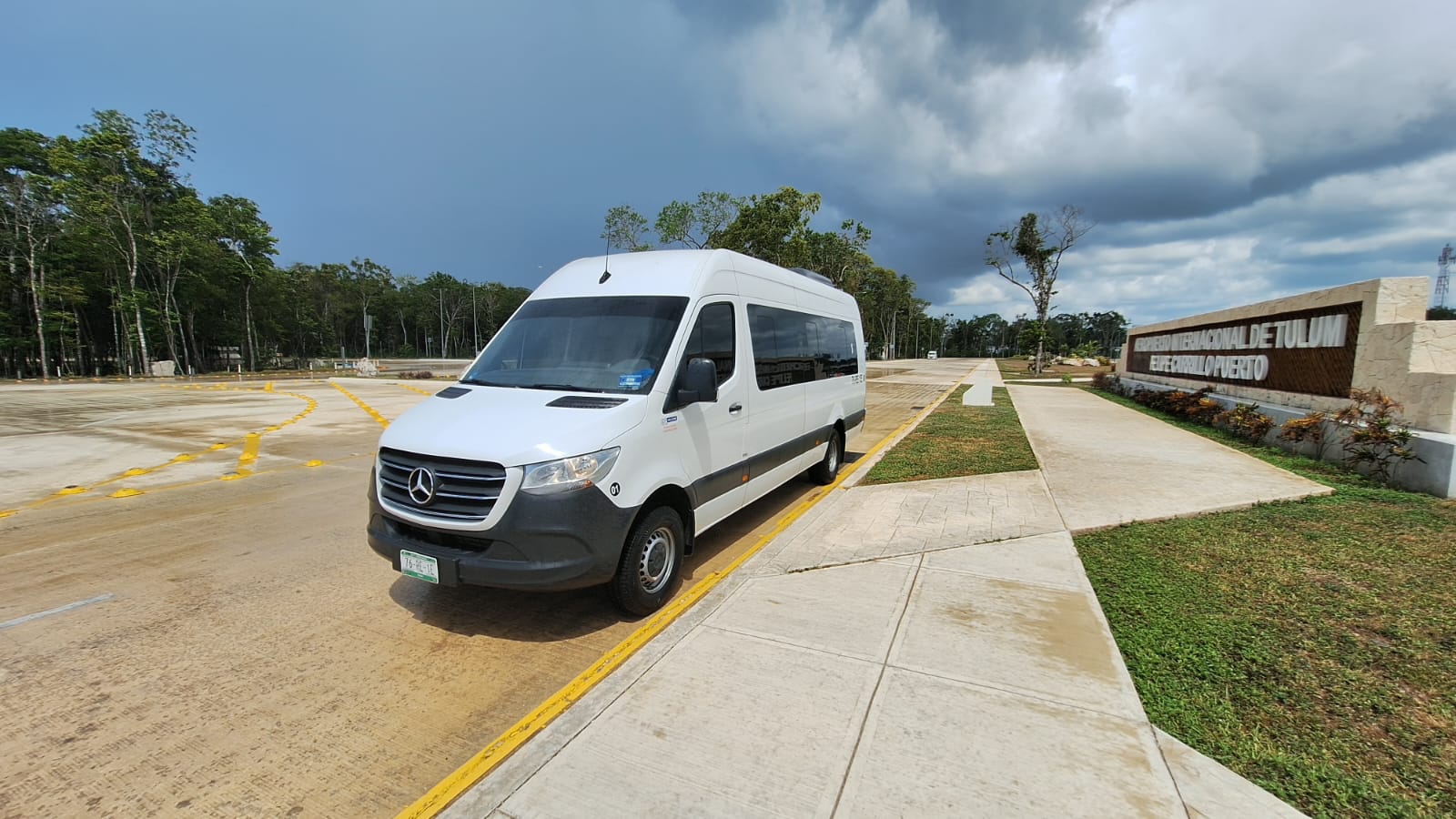 Unidad Mercedes-Benz Sprinter de la flota Escalibur con permiso de Autotransporte Federal